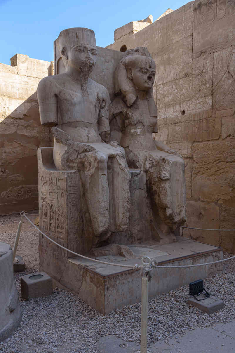 Egipto 112 - Luxor - Templo de Luxor - estatuas de Ramsés II y Nefertari.jpg